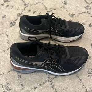 Barely worn GT-2000 8 running shoes